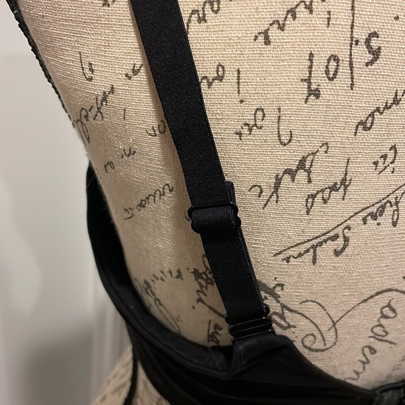 EUC 38D Victoria’s Secret bra - Body by Victoria.​​ - Picture 4 of 6